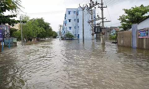 நள்ளிரவில் கொட்டி தீர்த்த கனமழை: ஈரோட்டில் 100-க்கும் மேற்பட்ட வீடுகளுக்குள் மழை நீர் புகுந்தது