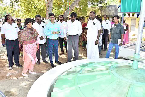 மறவமங்கலம் அரசு மேல்நிலைப்பள்ளியில் பயோ கியாஸ் மூலம் உணவு தயாரிக்கும் பணிகளை கலெக்டர் ஆஷா அஜித் திறந்துவைத்து பார்வையிட்ட காட்சி.