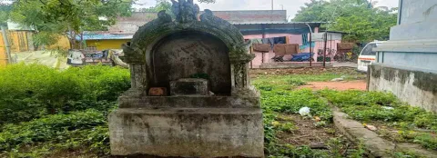 விநாயகர் சிலை மாயமாகி இருப்பதை படத்தில் காணலாம்.
