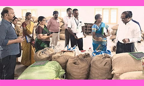 திருமங்கலம் ஒழுங்குமுறை விற்பனை கூடத்தில் வேளாண் வணிகத்துறை இயக்குநர் நடராஜன் ஆய்வு செய்த காட்சி.