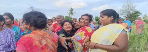 தாயின் உடலை பார்த்து கதறி அழுத மகள் மற்றும் உறவினர்களை படத்தில் காணலாம்.