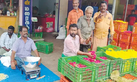 தோவாளை மலர் சந்தையில் மல்லிகை பூ கிலோ ரூ.2 ஆயிரத்துக்கு விற்பனை