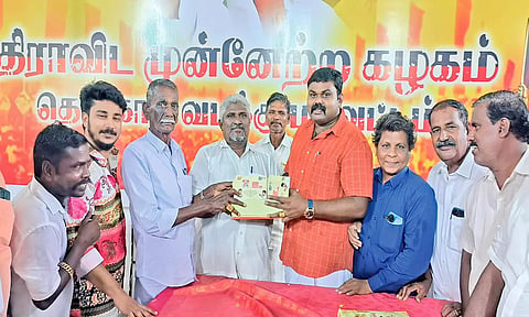 நீட் எதிர்ப்பு கையெழுத்திட்ட அட்டைகளை வடக்கு மாவட்ட செயலாளர் ராஜா எம்.எல்.ஏ.விடம் வழங்கிய போது எடுத்த படம்.