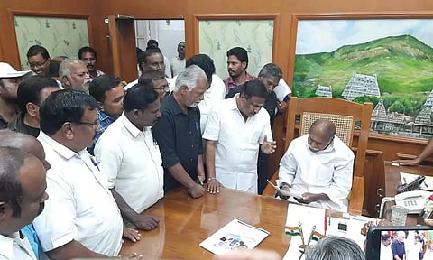 முதல்-அமைச்சர் ரங்கசாமியிடம் மனு அளிக்கப்பட்ட காட்சி.