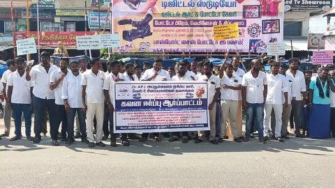 விளாத்திகுளத்தில் சுற்றுலா கார், வேன் உரிமையாளர்கள் ஆர்ப்பாட்டம்