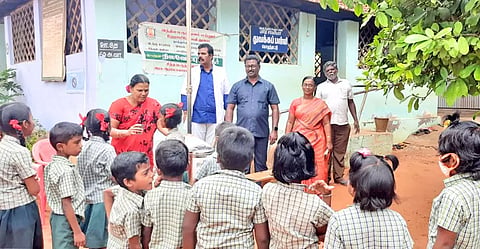 மாணவ-மாணவிகளுக்கு நிலவேம்பு குடிநீர் வழங்கிய காட்சி.