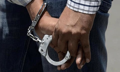 மது-புகையிலை விற்ற 2 பேர் கைது