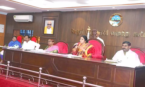 மேயர் சுஜாதா தலைமையில் வேலூர் மாநகராட்சி கூட்டம் நடந்தது. அருகில் கார்த்திகேயன் எம்.எல்,ஏ. துணை மேயர் சுனில் குமார், மாநகராட்சி கமிஷனர் ஜானகி ரவீந்திரன்.&nbsp;