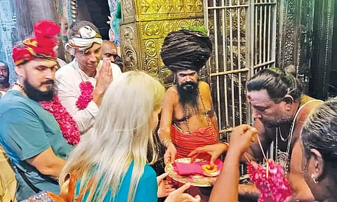 வெளிநாட்டு பக்தர்கள் தருமபுரம் ஆதீனத்திடம் ஆசி பெற்றனர்.