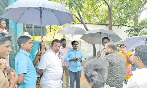 மின்னல் தாக்கி சேதமடைந்த வீட்டை தாசில்தார் ஆய்வு செய்தார்.