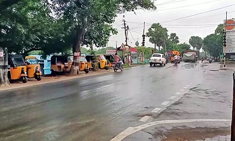 மழையால் வெறிச்சோடி காணப்படும் சாலை.