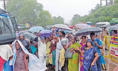 கொட்டும் மழையில் யாசகம் பெற்று போராட்டத்தில் ஈடுபட்ட மக்கள் நல பணியாளர்கள்.