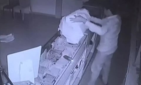 திருப்பூரில் செல்போன் கடையின் பூட்டை உடைத்து ரூ.7 லட்சம் மதிப்பிலான செல்போன்கள் திருட்டு