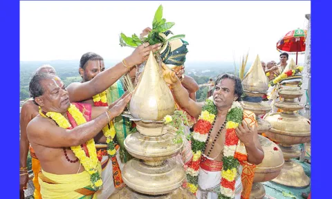 கும்பாபிஷேகத்தை முன்னிட்டு கோவில் ராஜகோபுர கலசங்களில் வேத விற்பன்னர்கள் புனித நீர் ஊற்றிய காட்சி.