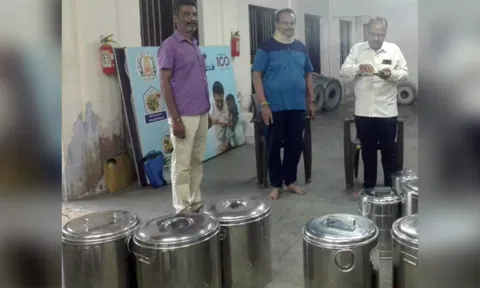 காலை உணவை சாப்பிட்டு ஆய்வு செய்த அதிகாரிகள்.