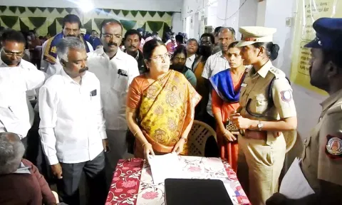 முகாமினை மாவட்ட கலெக்டர் பூங்கொடி பார்வையிட்டு ஆய்வு செய்தார்.