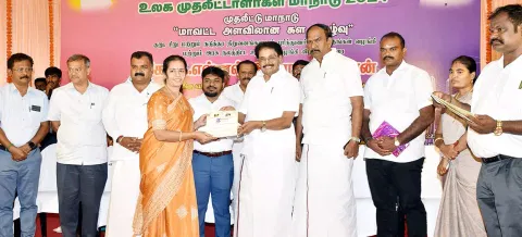விருதுநகரில் நடைபெற்ற நிகழ்ச்சியில் குறு, சிறு மற்றும் நடுத்தர நிறுவனங்களுக்கு புரிந்துணர்வு ஒப்பந்தகள், கடனுதவி, மானிய கடனுதவிக்கான காசோலைகளை அமைச்சர் சாத்தூர் ராமச்சந்திரன் வழங்கினார். அருகில் மாணிக்கம் தாகூர் எம்.பி., கலெக்டர் ஜெயசீலன், எம்.எல்.ஏ.க்கள் சீனிவாசன், அசோகன் ஆகியோர் உள்ளனர்.&nbsp;