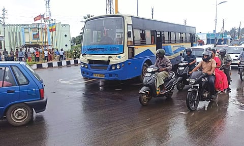 பழுதாகி நின்ற அரசு பஸ்சை படத்தில் காணலாம்.&nbsp;