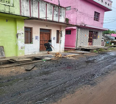 சேறும், சகதியுமான சாலை.