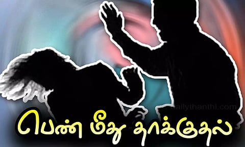 பெண்ணை தாக்கிய கள்ளக்காதலன் உள்பட 5 பேர் மீது வழக்கு