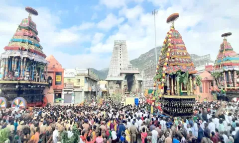 திருவண்ணாமலை அருணாசலேஸ்வரர் கோவிலில் நடைபெற்று வரும் தீபத் திருவிழாவின் 7-ம் நாளான இன்று காலை விநாயகர் தேரில் பவனி வந்தார். பக்தர்கள் அரோகரா என கோஷம் எழுப்பி தேரை வடம் பிடித்து இழுத்தனர்.