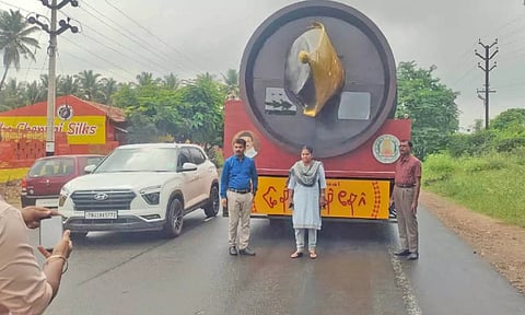 பல்லடம் நகருக்கு வந்த&nbsp; பேனா நினைவு சின்ன ஊர்தியை படத்தில் காணலாம்.&nbsp;