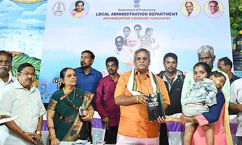 நல்லவாடு பகுதியில் நடந்த விழிப்புணர்வு வாகன யாத்திரை நிகழ்ச்சியில் சபாநாயகர் ஏம்பலம் செல்வம் மற்றும் அதிகாரிகள் கலந்து கொண்ட காட்சி.