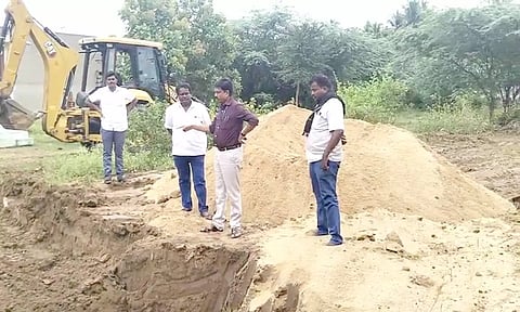 மணல் கடத்தல் நடந்த இடத்தை அதிகாரிகள் ஆய்வு செய்த போது எடுத்த படம்.