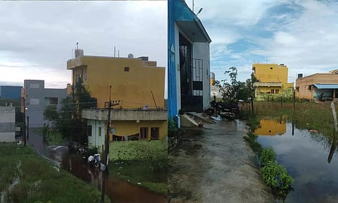 புழல் பகுதியில் கால்வாய் உடைந்து ஊருக்குள் வெள்ளம்: 100 வீடுகளை தண்ணீர் சூழ்ந்ததால் மக்கள் அவதி