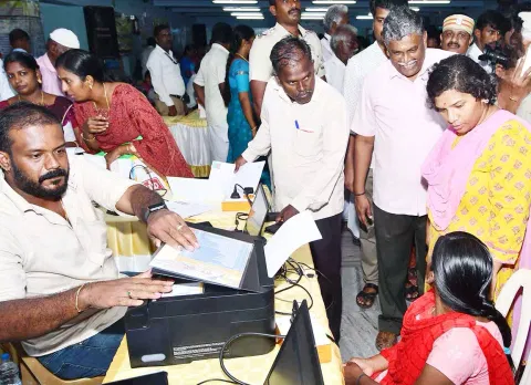 திருப்பத்தூரில் ‘மக்களுடன் முதல்வர்’ என்ற புதிய திட்டத்தின் கீழ் நடைபெற்ற சிறப்பு முன்னோடி முகாமினை மாவட்ட கலெக்டர் ஆஷா அஜித் பார்வையிட்டு பொதுமக்களிடம் கோரிக்கை மனுக்கள் குறித்து கேட்டறிந்தார்.