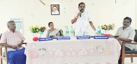 தேவகோட்டை ஒன்றிய  மாதாந்திர கூட்டத்தில் தலைவர் பிர்லா கணேசன் பேசினார்.
