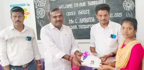நேஷனல் சமுதாய கல்லூரியில் சீருடை வழங்கும் நிகழ்ச்சி