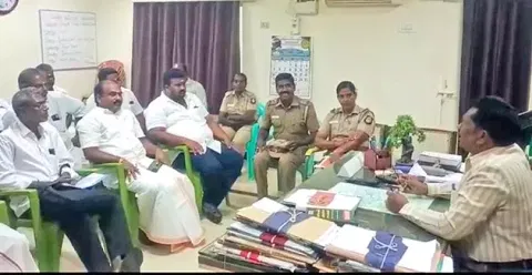 திருச்செந்தூர் வருவாய் உதவி கலெக்டர் குருசந்திரன் முன்னிலையில் பா.ஜ.க. மாவட்ட தலைவர் சித்ராங்கதன் தலைமையில் பேச்சு வார்த்தை நடைபெற்ற காட்சி.