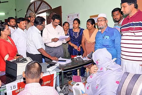 பொதுமக்களிடம் பெறப்பட்ட மனுக்கள் பதிவு செய்யப்படு வதை தூத்துக்குடி மாவட்ட கலெக்டர் லட்சுமிபதி ஆய்வு செய்தபோது எடுத்த படம்.