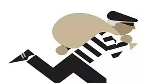 பாளையில்  அரசு சித்தா டாக்டர் வீட்டில்  ரூ.30 ஆயிரம் திருடிய பணியாளர் கைது