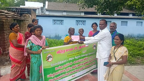 டெங்கு காய்ச்சல்  தடுப்பு விழிப்புணர்வு துண்டு பிரசுரங்களை  கிராம உதயம் நிர்வாக இயக்குநர் டாக்டர் சுந்தரேசன் வழங்கிய காட்சி.