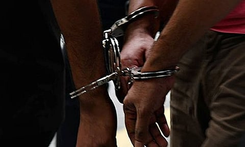 அனுமதியின்றி மது விற்ற 3 பேர் கைது