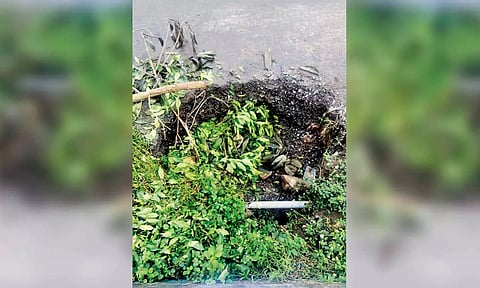 சாலையில் தோன்றிய பள்ளத்தால் பொது மக்கள் அவதி