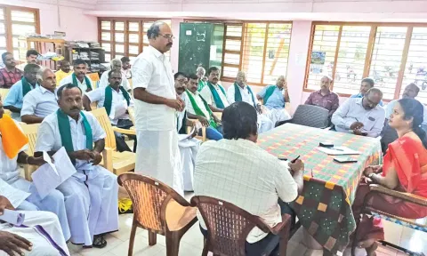 குறைதீர்க்கும் கூட்டத்தில் விவசாயிகள் சங்க துணை தலைவர் ஜீவகுமார் கோரிக்கைகள் குறித்து பேசினார்.
