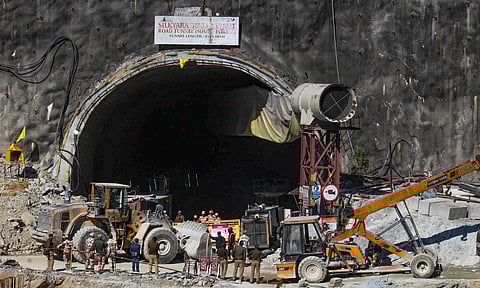 வீல் ஸ்ட்ரெச்சர்ஸ் மூலம் தொழிலாளர்களை வெளியே கொண்டு வர திட்டம்: என்.டி.ஆர்.எஃப். ஜெனரல்