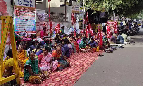 காத்திருப்பு போராட்டத்தில் ஈடுபட்டு வரும் சுகாதாரப் பணியாளர்களை படத்தில் காணலாம்.&nbsp;