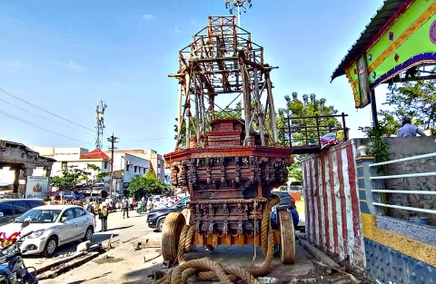 தேரோட்டத்தை முன்னிட்டு தேர் அலங்கரிப்பு பணிகள் நடைபெற்று வருகிறது.