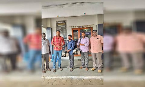 கொசுக்களை ஒழிக்க நகராட்சி சார்பில் கூடுதலாக மருந்து அடிக்கும் எந்திரம் வழங்கப்பட்ட காட்சி.&nbsp;