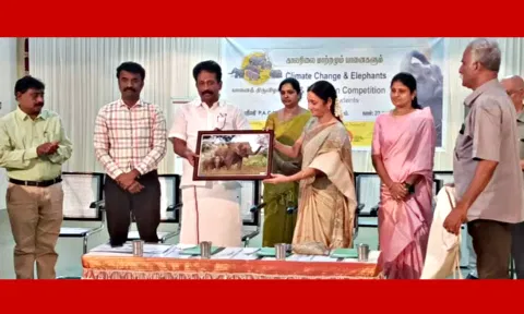 தங்கபாண்டியன் எம்.எல்.ஏ.வுக்கு நினைவு பரிசு வழங்கப்பட்டது.