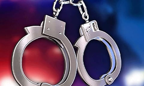 அனுமதியின்றி மதுவிற்ற 2 பேர் கைது