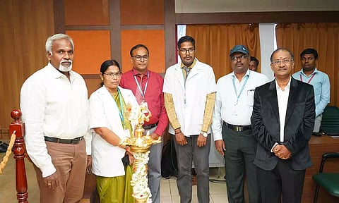 மருந்தியல் துறை டீன் தனலட்சுமி வரவேற்று, குத்து விளக்கேற்றினார்.