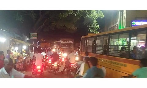 மதகடிப்பட்டு-திருக்கனூர் சாலையில் கடைகள் ஆக்கிரமிப்பால் போக்குவரத்து நெரிசல் ஏற்பட்டுள்ள காட்சி.