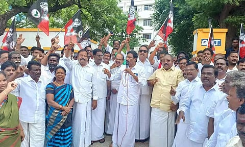 கல்விதுறை அலுவலகம் முன்பு அ.தி.மு.க. மாநில செயலாளர் அன்பழகன் தலைமையில் ஆர்ப்பாட்டம் நடந்த காட்சி.