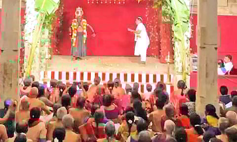 திருக்குறுங்குடி அழகிய நம்பிராயர் கோவிலில் கைசிக ஏகாதசி விழா நடந்த காட்சி.