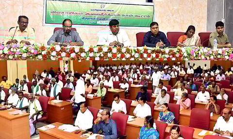 கலெக்டர் கார்த்திகேயன் தலைமையில் விவசாயிகள் குறைதீர்க்கும் நாள் கூட்டம் நடைபெற்றதையும், அதில் பங்கேற்ற அதிகாரிகள், விவசாயிகளையும் படத்தில் காணலாம்.